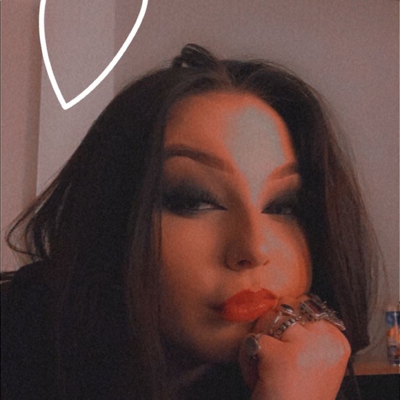 Profile Picture of Haleigh Grinder (@haleighhgrinder) on Poshmark