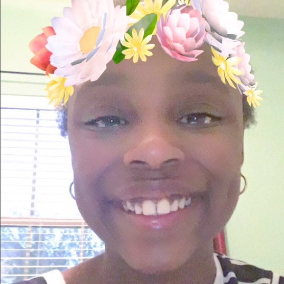 Profile Picture of Luzete Almeida (@luzetelol) on Poshmark
