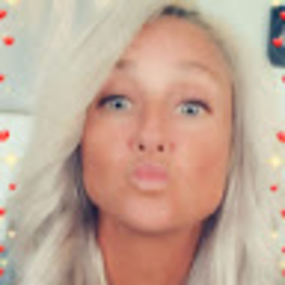 Profile Picture of Amy Nutter (@amynutter72) on Poshmark