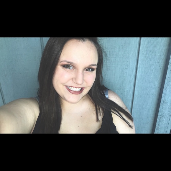 Profile Picture of Breauna Aronhalt (@baronhalt99) on Poshmark