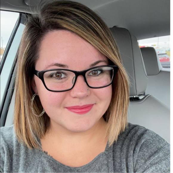 Profile Picture of Loren Hall (@lep2736) on Poshmark