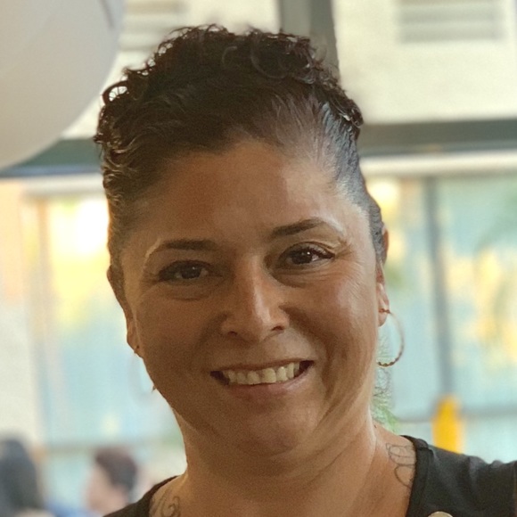 Profile Picture of Dee Gonzalez (@desg04) on Poshmark