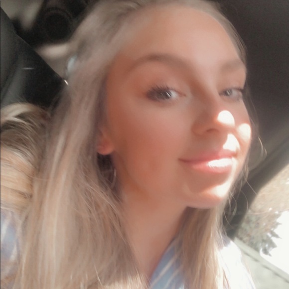 Gabriella Rocque - Poshmark Profile Picture of Gabriella Rocque (@gabbyrocque) on Poshmark