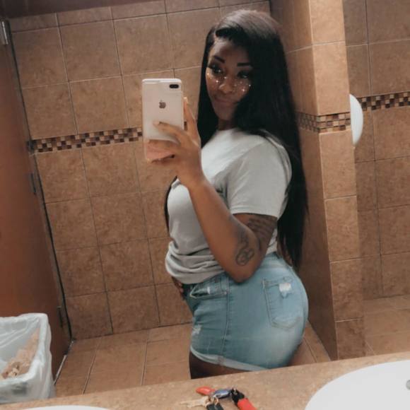 Profile Picture of Tatiana Thomas (@tatithom) on Poshmark