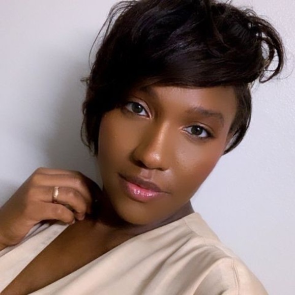 Profile Picture of Brenda daniela Tavares (@brendatavares94) on Poshmark