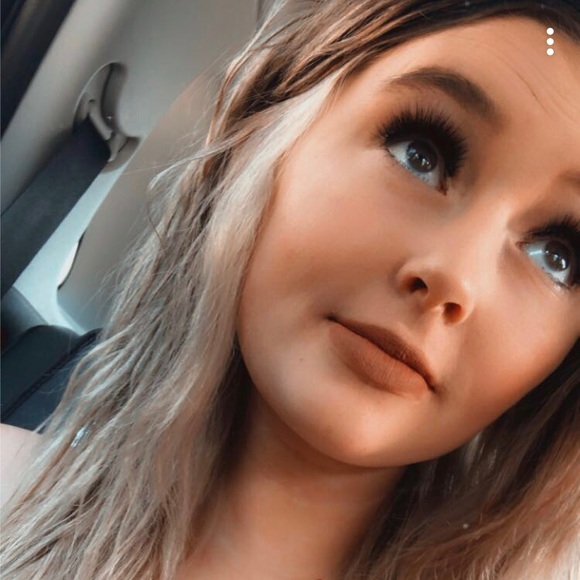 Profile Picture of Cassie Larowitz (@larowitzcas) on Poshmark