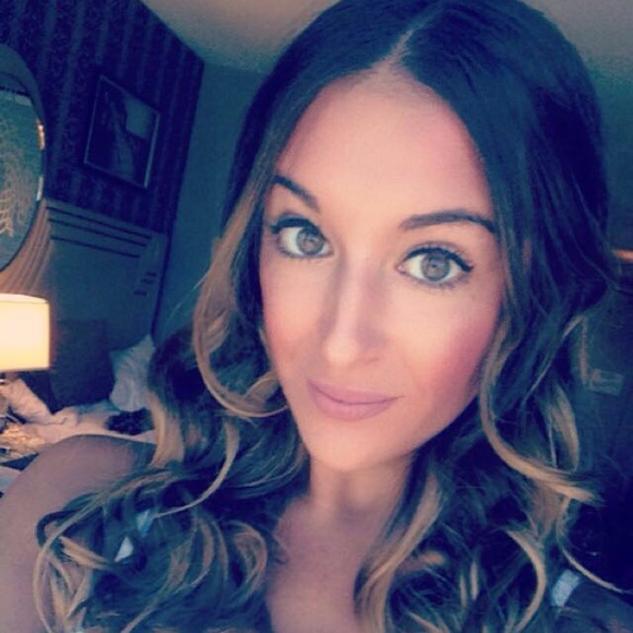 Profile Picture of Jamie Mosera (@jamiemosera) on Poshmark