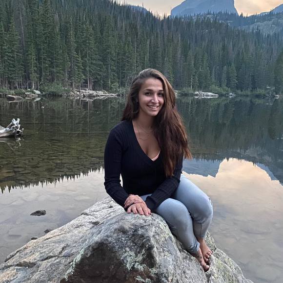 Profile Picture of Coral Recchio (@coralrecchio) on Poshmark