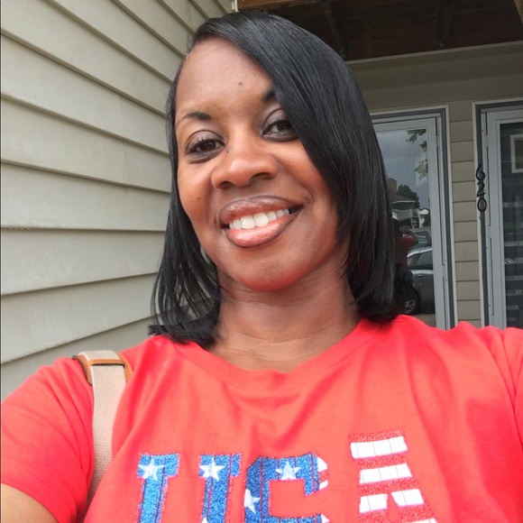 Profile Picture of Cynthia Howard (@centbee) on Poshmark