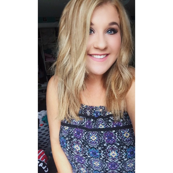 Profile Picture of Laura Zicolella (@laurazicolella) on Poshmark