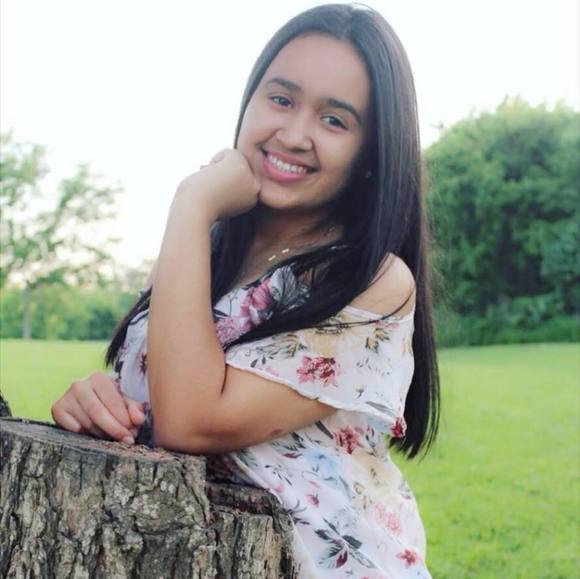 Profile Picture of Cesia Landaverde (@cesialandaverde) on Poshmark