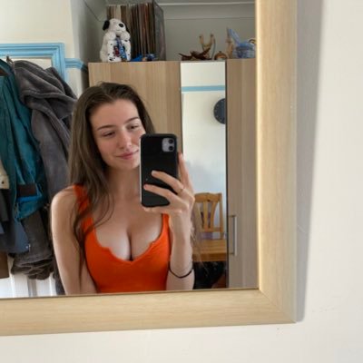 Profile Picture of Hollie (@hollielane99) on Twitter