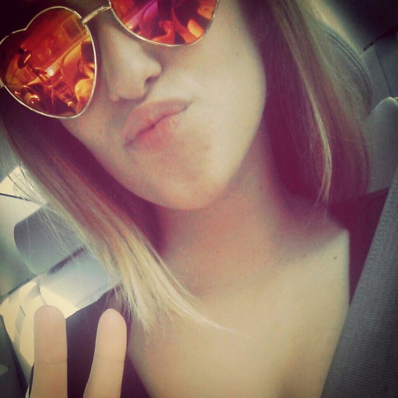 Ciara Centamore - Poshmark Profile Picture of Ciara Centamore (@ciaranc) on Poshmark