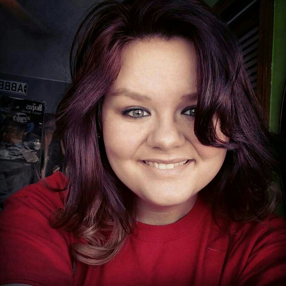 Profile Picture of Kaitlin Siefker (@lyn98) on Poshmark