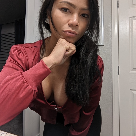 Profile Picture of Wassana Tomsich (@wassanalv85) on Poshmark