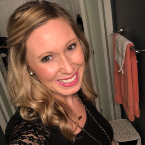 Profile Picture of Paula Klickna (@pklickna9) on Poshmark