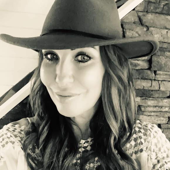 Profile Picture of Vivian Mackenzie (@vivianmackenzie) on Poshmark