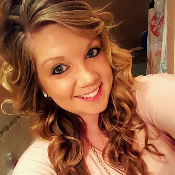 Profile Picture of Lauren Mason (@lkatem17) on Poshmark