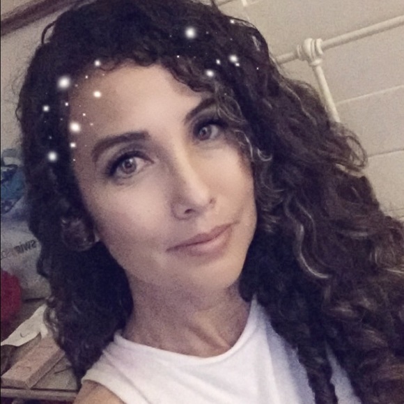 Profile Picture of Melisa Sutherland (@melisajeans) on Poshmark