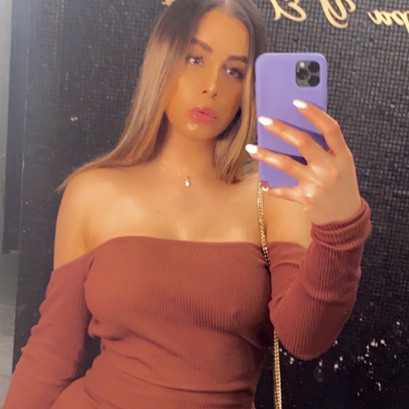 Profile Picture of Stephanie Ioannidis (@stephanie4sale) on Poshmark