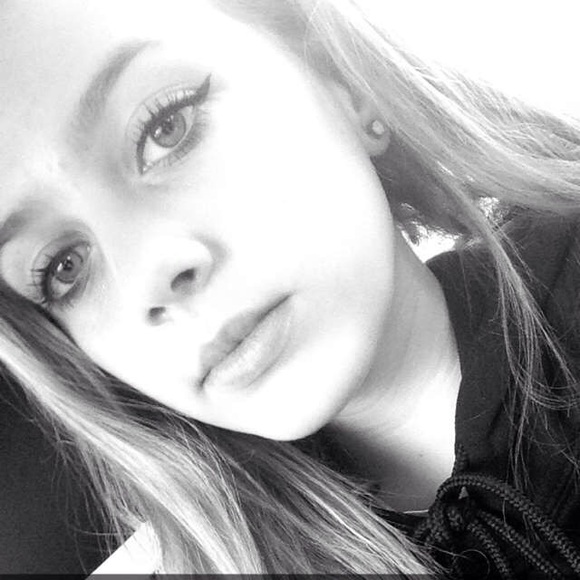 Profile Picture of Claire Gorringe (@ayeeclaire) on Poshmark