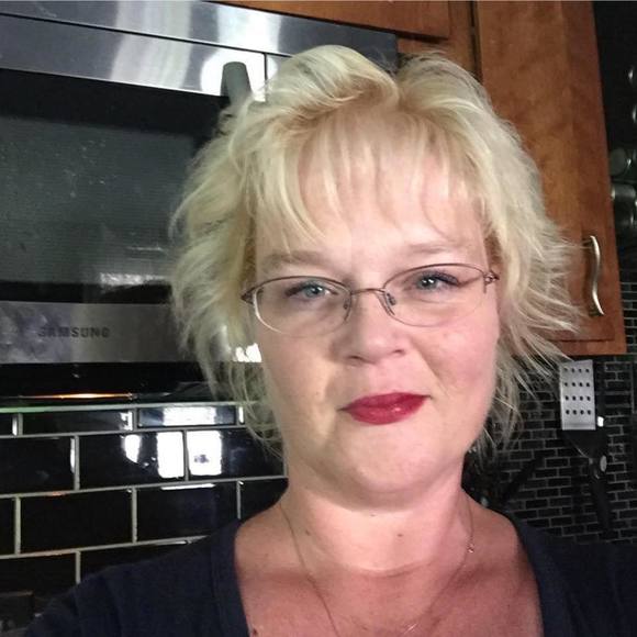 Profile Picture of Robin Spagnuolo (@robinjoy34) on Poshmark