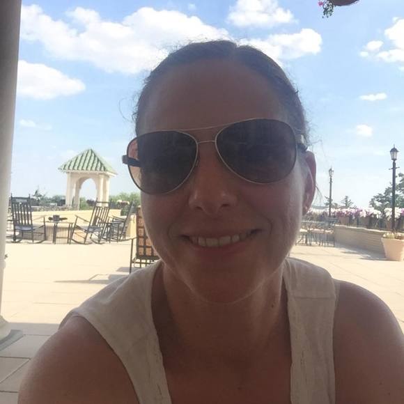 Profile Picture of Miriam Emmelheinz (@memmelheinz) on Poshmark