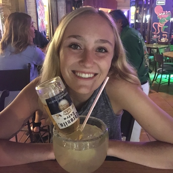 Profile Picture of Amanda Sauer (@bananamanda) on Poshmark