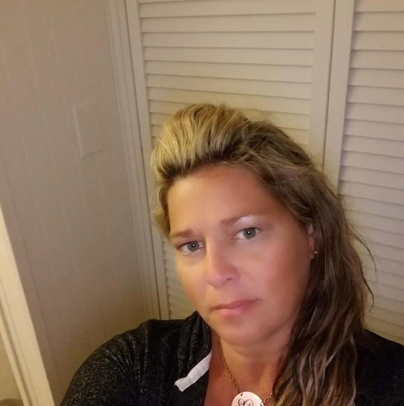 Profile Picture of Shannon Duynslager (@duynslagers) on Poshmark