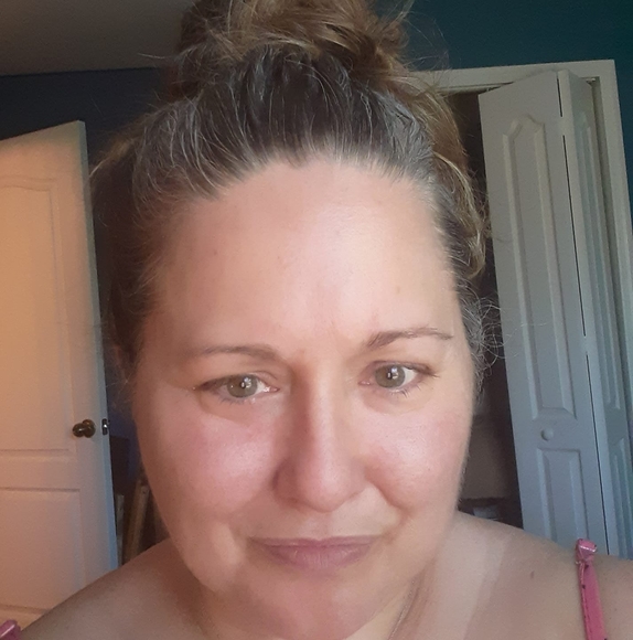 Profile Picture of Tiffany Pomelow (@singer72) on Poshmark