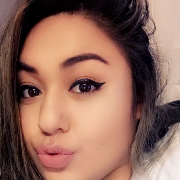 Profile Picture of Adriana Arguello (@adrianamarie108) on Poshmark