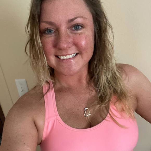 Profile Picture of Samantha Gansner (@sgansner) on Poshmark