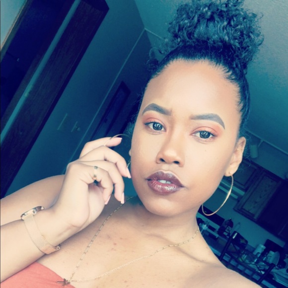 Profile Picture of Kyleah Bell (@bellkyleah) on Poshmark