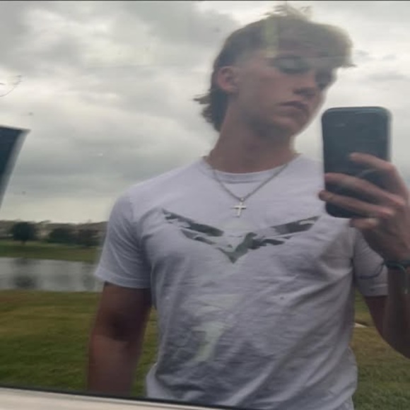 Profile Picture of Gavin Gawlik (@gavinrg2007) on Poshmark