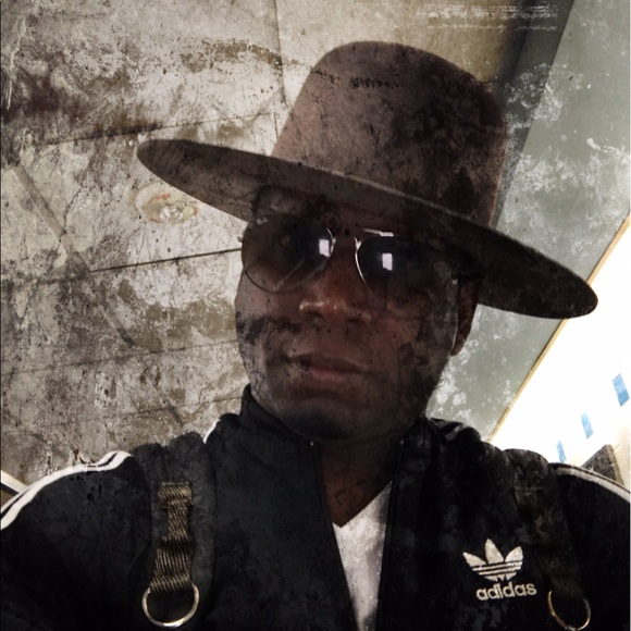 Profile Picture of Robert Torry (@mrtorry) on Poshmark