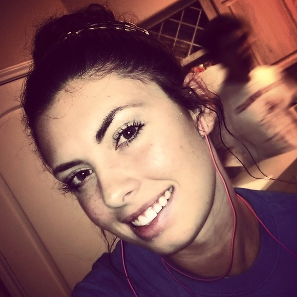 Profile Picture of Elizabeth Nibarger (@elizanibarger) on Poshmark