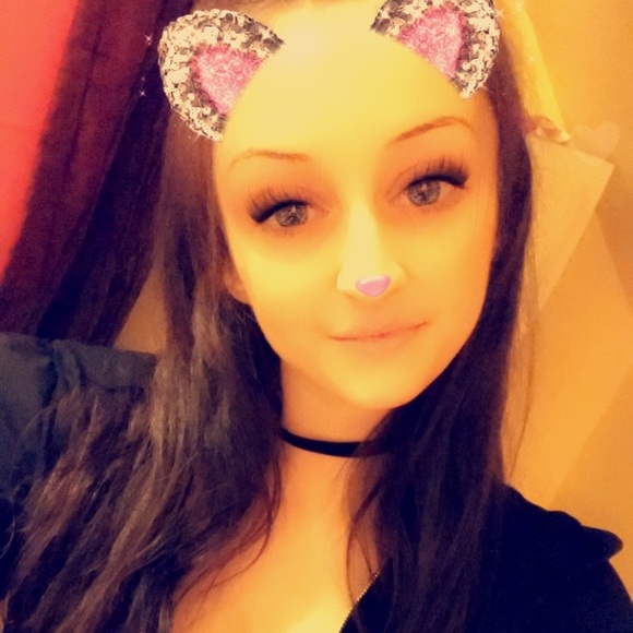 Victoria Ashby - Poshmark Profile Picture of Victoria Ashby (@vickey1995) on Poshmark