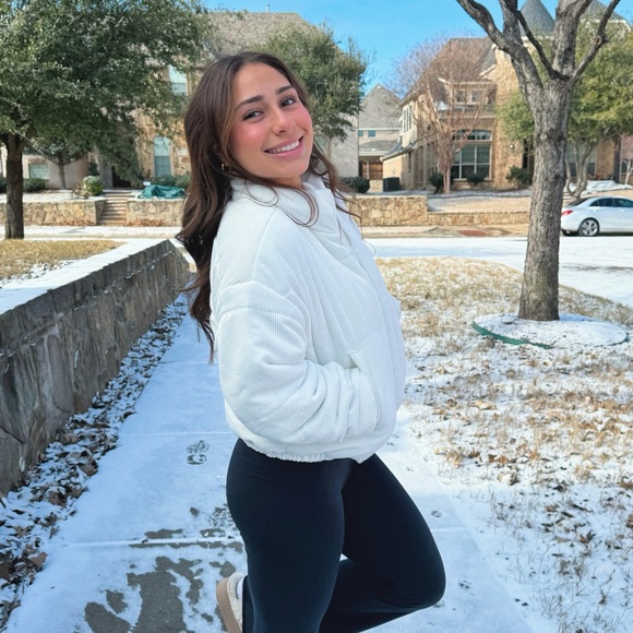 Profile Picture of Jade Alvarez (@jadealvarez05) on Poshmark