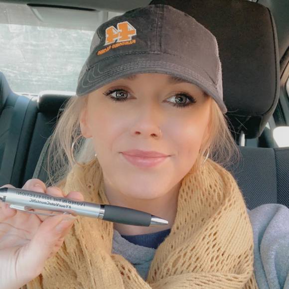 Profile Picture of Angela Wolowitz (@awolowitz) on Poshmark