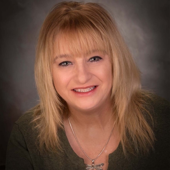 Profile Picture of Kim Andersen (@anderks) on Poshmark