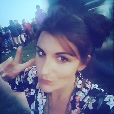 Anne Louise Chapman - Twitter Profile Picture of Anne Louise Chapman (@hippybabe19) on Twitter