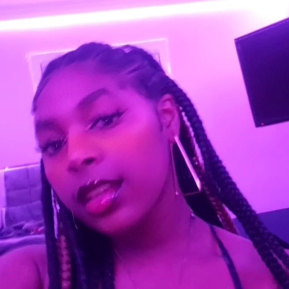 Profile Picture of Nya J (@xiforxignix) on Poshmark