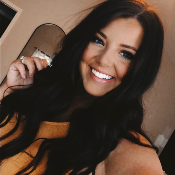 Profile Picture of Alexa Stoner (@alexastoner) on Poshmark