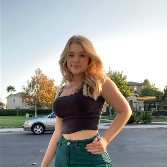 Profile Picture of Julia Will (@juliawill2002) on Poshmark