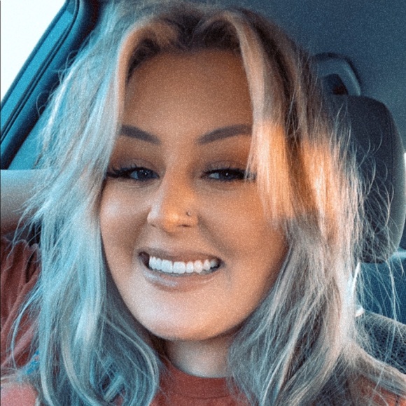 Profile Picture of Samantha Keanum (@sammie_javene) on Poshmark