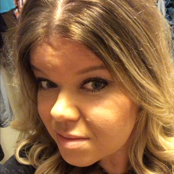 Profile Picture of Danielle Alagna (@danilynne80) on Poshmark