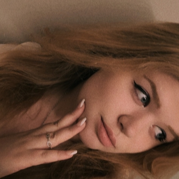 Profile Picture of Alicia Langdon (@alicialangdon) on Poshmark