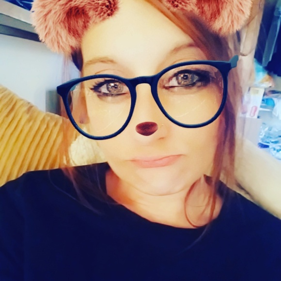 Profile Picture of Clarissa Heller (@wemakeseven) on Poshmark
