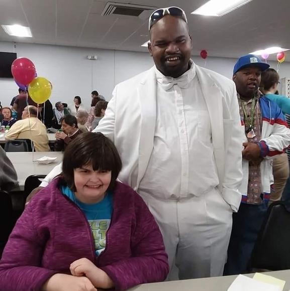 Profile Picture of Glitzy Glitzy (@glitzy_glitzy) on Poshmark