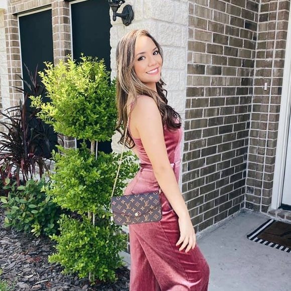 Profile Picture of Merlyn Gonzalez (@ouhmerlyn_) on Poshmark